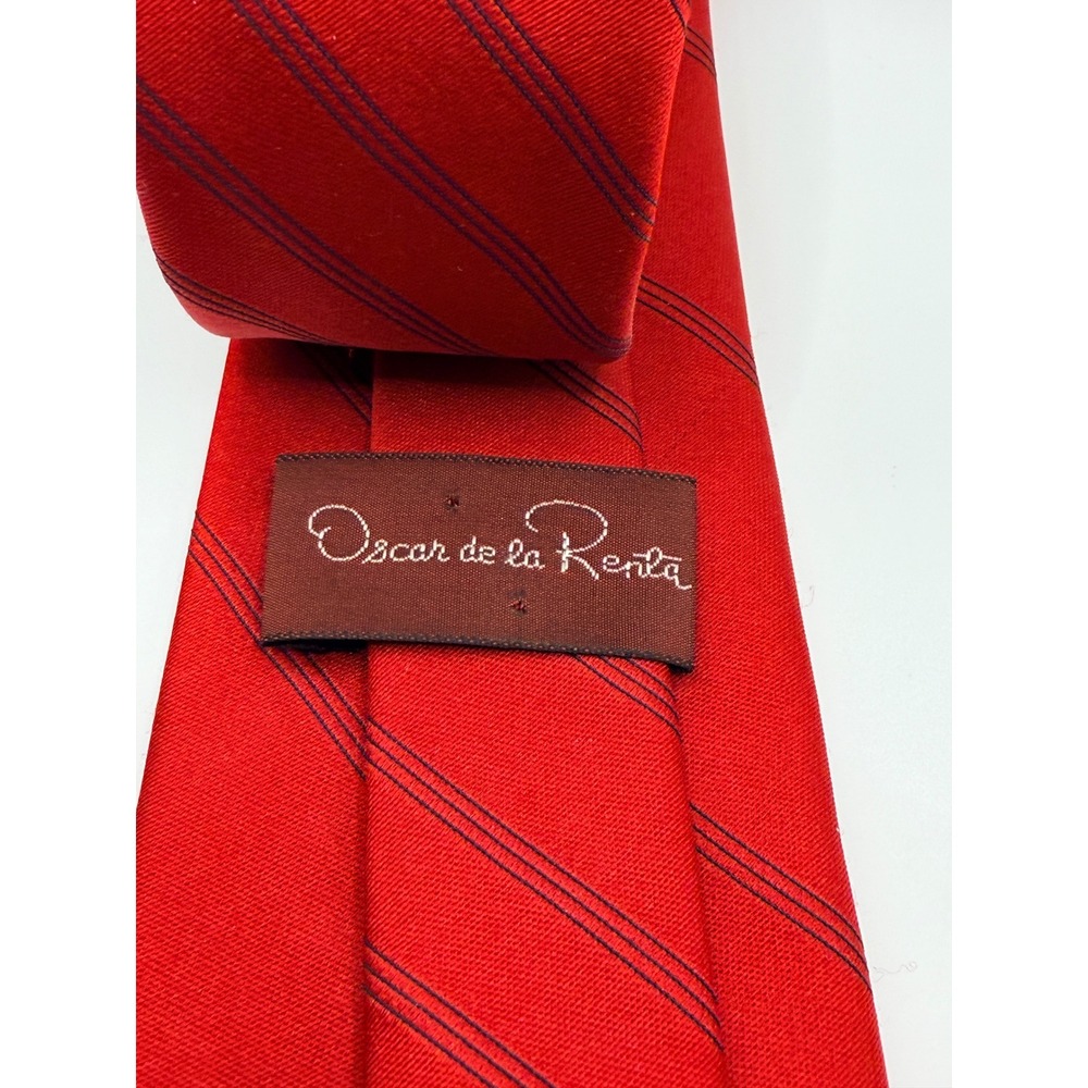 Oscar de la Renta Mens Silk Tie Red Navy Blue Diagonal Stripe Designer Necktie